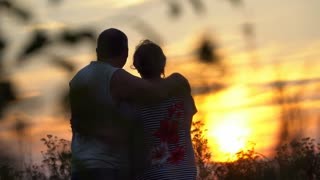 man-and-woman-embracing-each-other-looking-at-the-sunset-the-woman-put-her-head-on-the-mans-shoulder_rkddagvi_thumbnail-small01